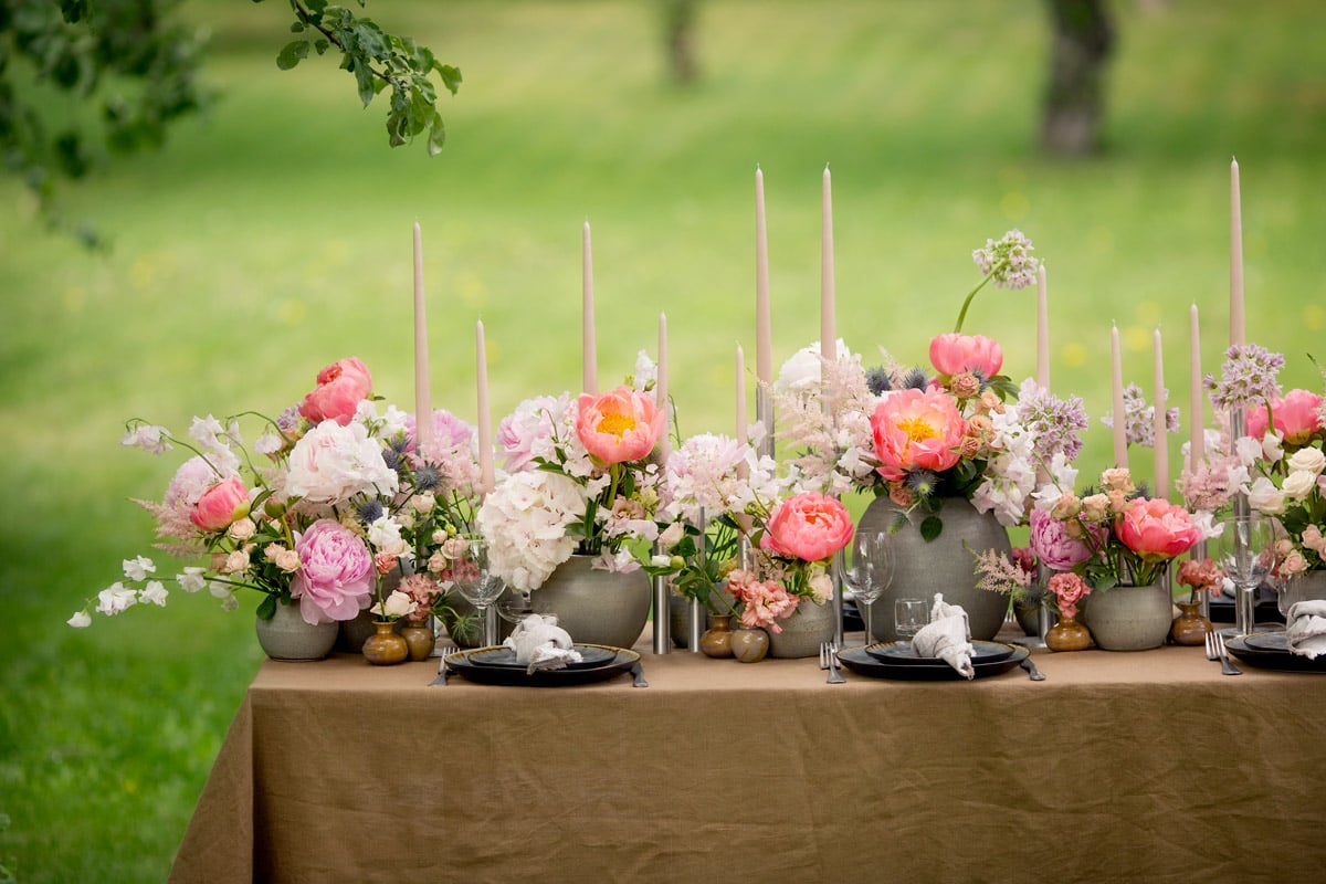 Bröllop-Bröllopsdukning-Sommar-Pioner-Interflora-Topp.jpg