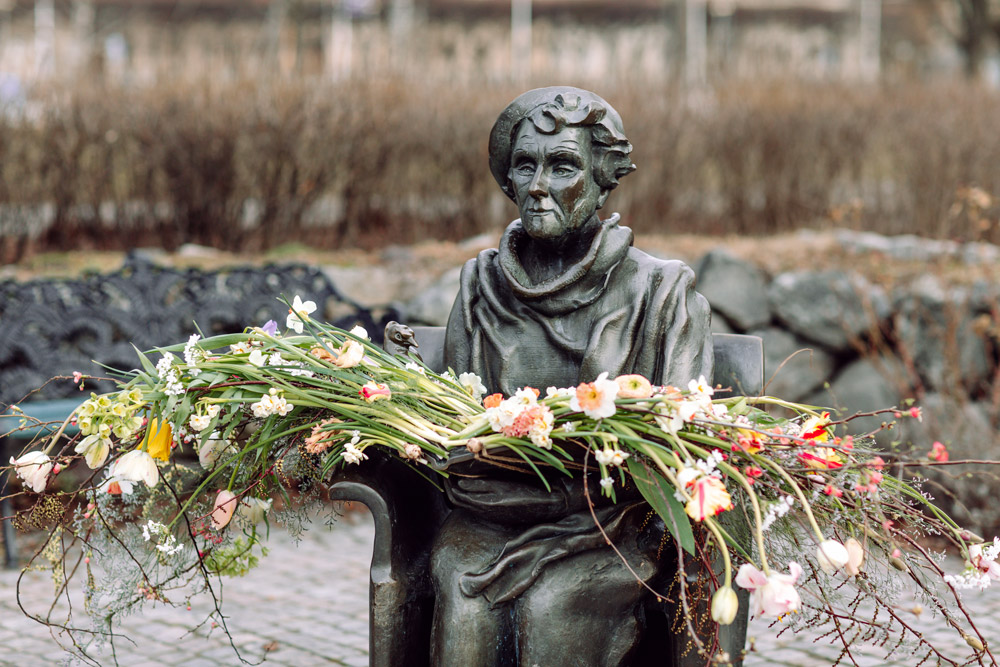 Interflora-Internationella-Kvinnodagen-2021-Astrid-Lindgren-Porträtt-Liggande-format.jpg